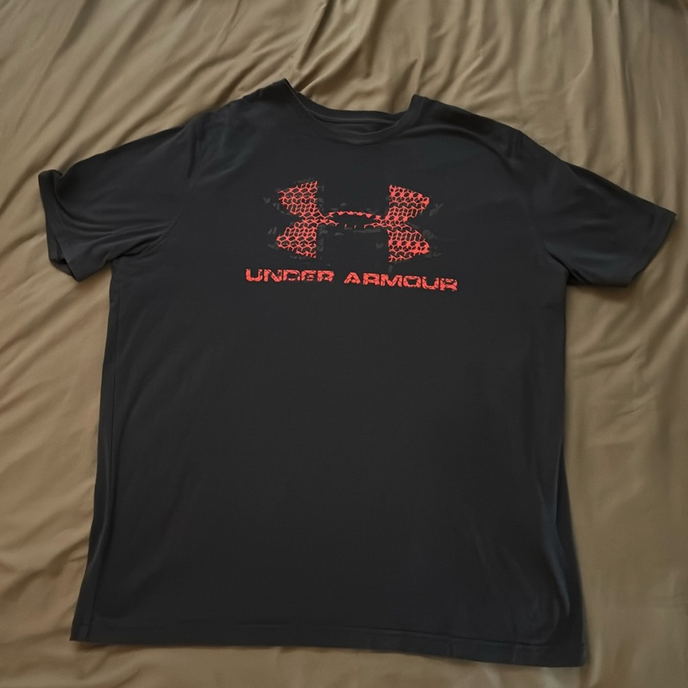 Under armor, loosely, heat gear, orange logo, gray T-shirt